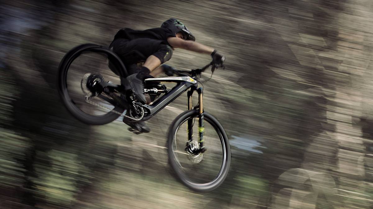Adolf Silva presenta con este espectacular vídeo la nueva E-Bike de YT