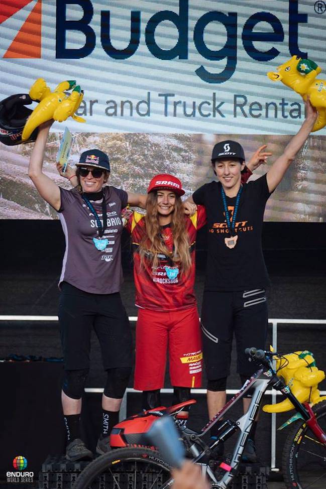 podium femenino ews tasmania australia enduro world series isabeau courdurier jill kintner rowena fry