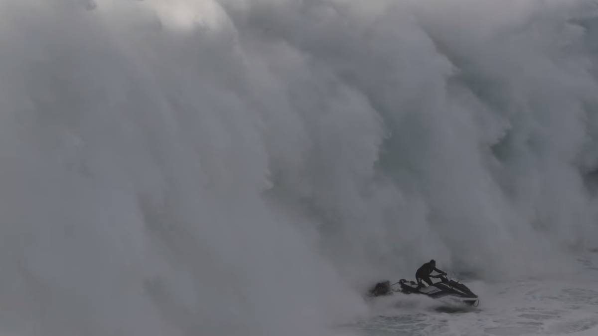 salvador villas ramon laureano nazare escapando ola gigante surf espuma blanca portugal