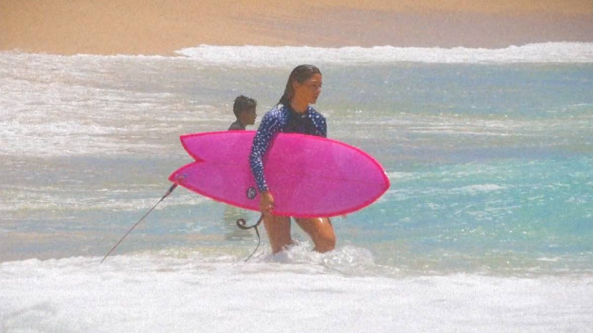 surfista vasca garazi sanchez entra agua playa mexico tabla surf twinfin color rosa