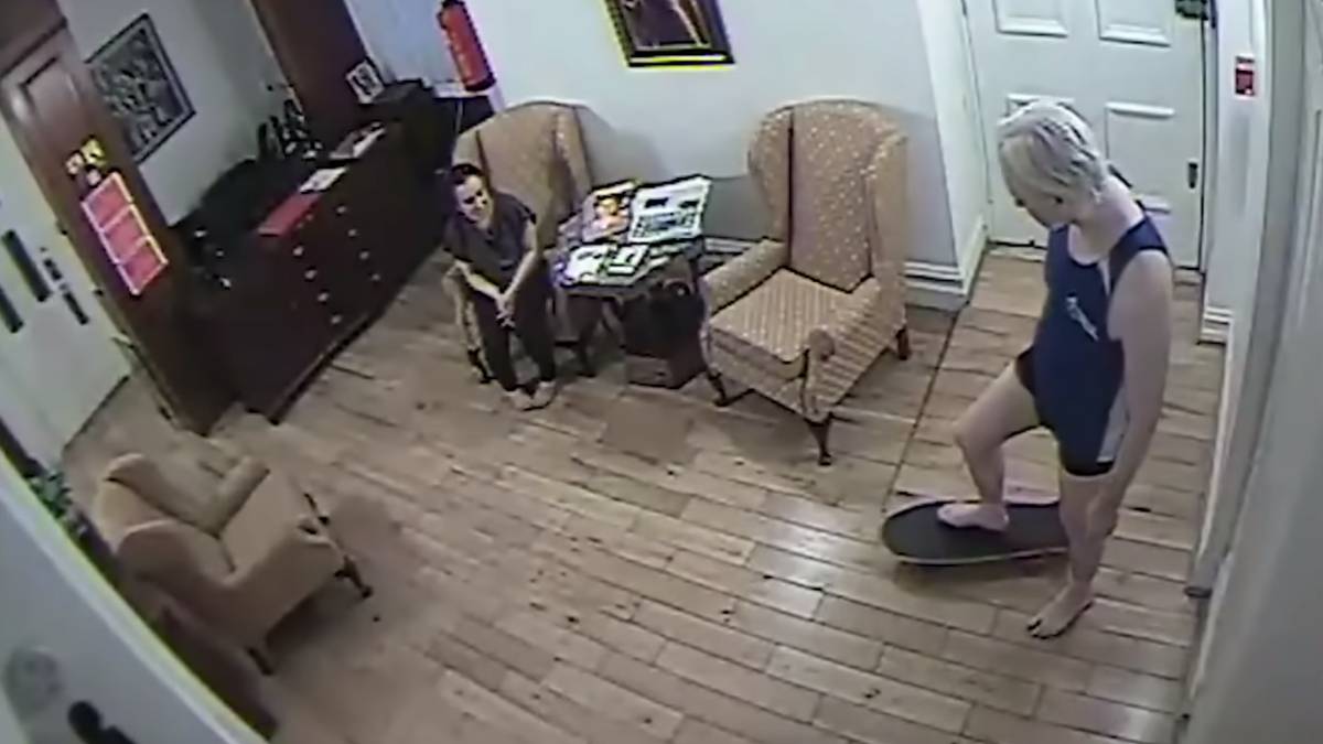 julian assange patin skate embajada ecuador londres acompañado colaboradora stella morris