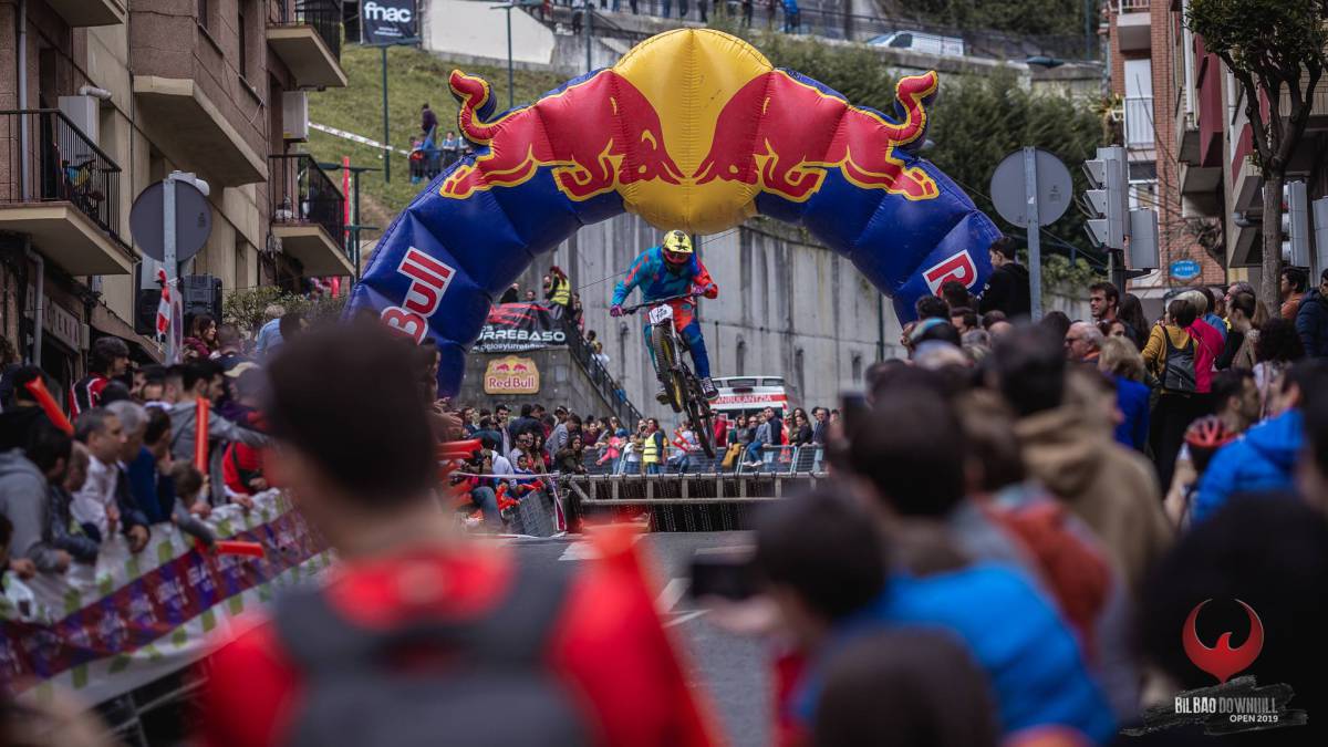 bilbao downhill 2019 ciclista pasando debajo arco red bull open españa descenso mtb mountain bike prueba uci c1