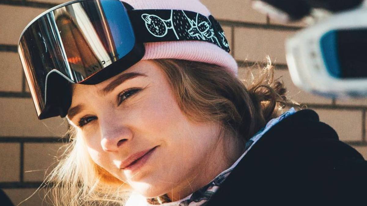maddie jones gorro rosa mascara nieve freeski backflip desnuda foto perfil cara esquiadora australiana