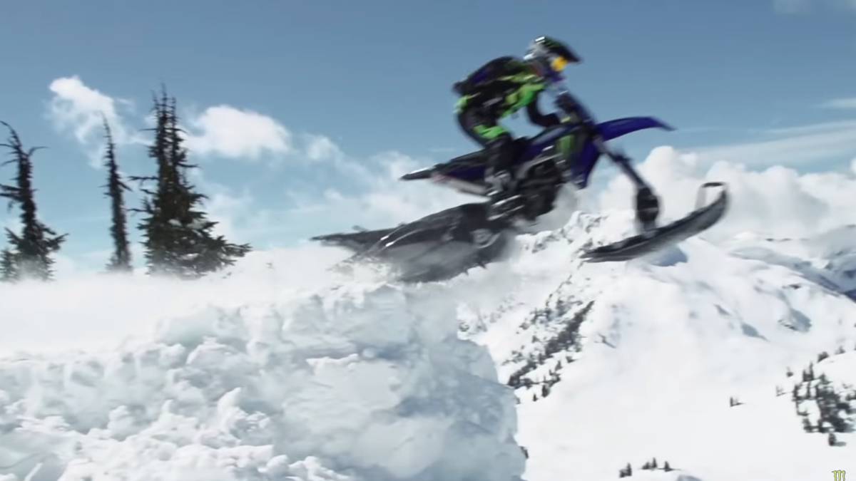 Cody Matechuk salto base moto nieve monster