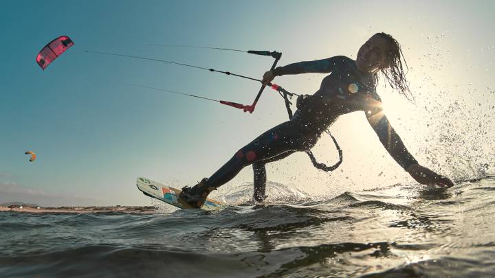 julia castro kitesurf cometa tabla duotone kiteboarding agua mano contraluz sol