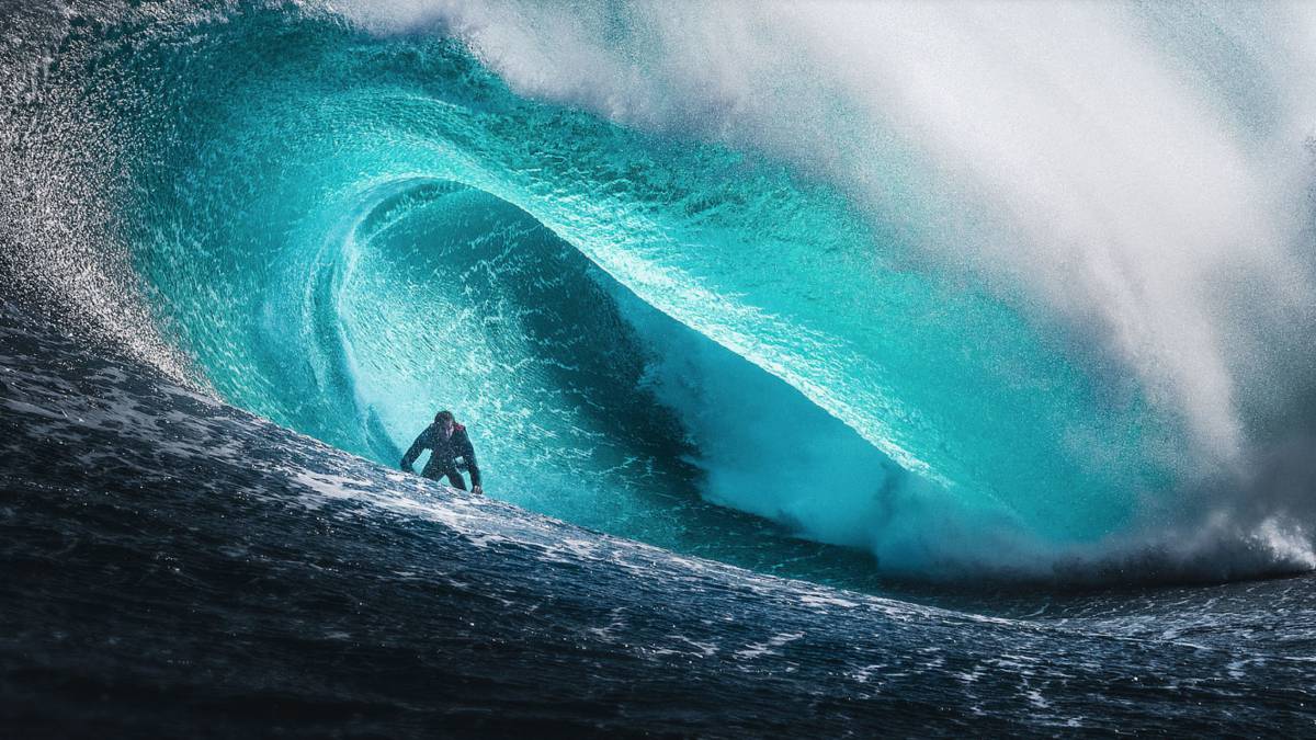 surfista chris shanahan surfeando western australia red bull illume