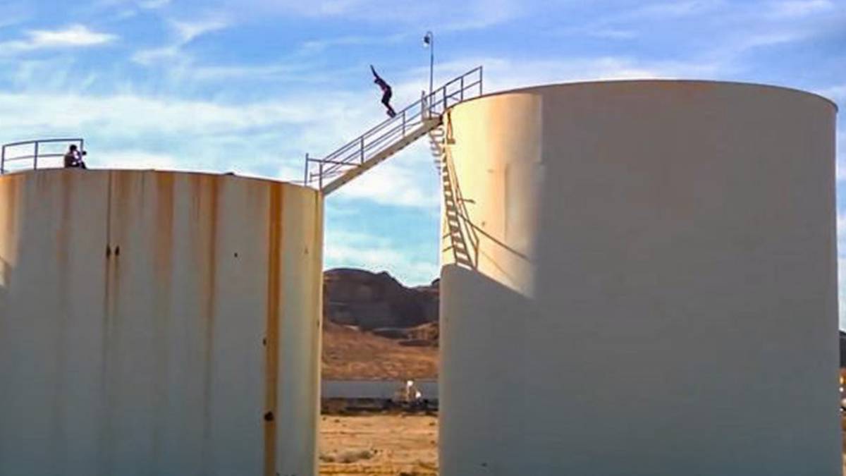 Historias del skate: el arriesgado rail gap de Clive Dixon entre dos tanques de agua
