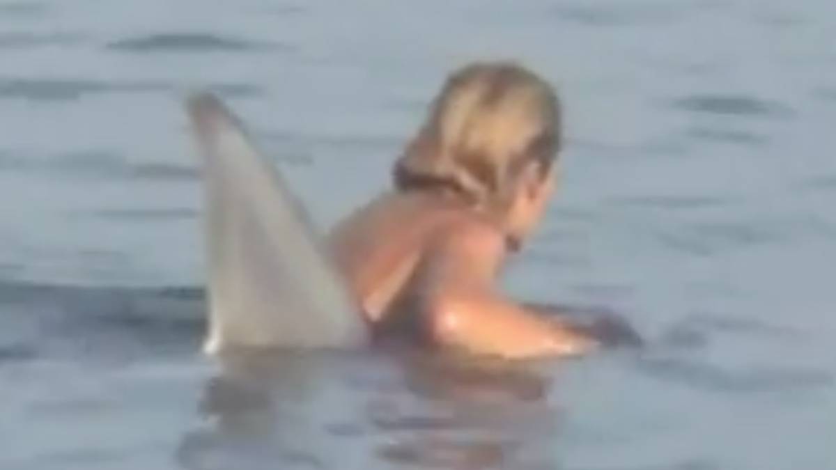 surfista britlyn coleman ayuda tiburon mar video viral instagram malibu beach