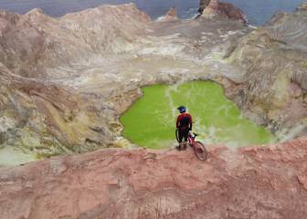 El volcán más activo de Nueva Zelanda no es obstáculo para Kilian Bron y su bici