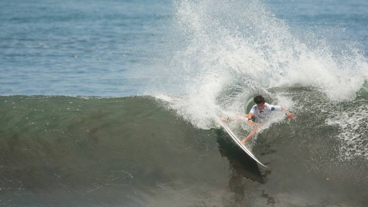 Sufista con licra blanca surfeando en Playa Hermosa (Costa Rica) durante la final internacional del campeonato de jóvenes talentos del surf Rip Curl GromSearch 2019.