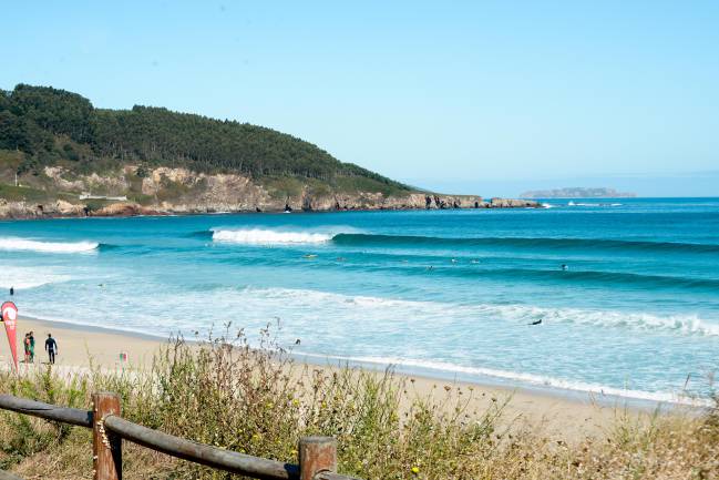 playa razo vista general olas galicia surf artsurfcamp entorno natural mejores playas españa