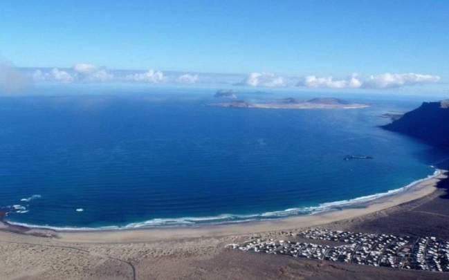 vista general playa famara lanzarote surf san juan olas mejores playas españa risco terreno volcanico