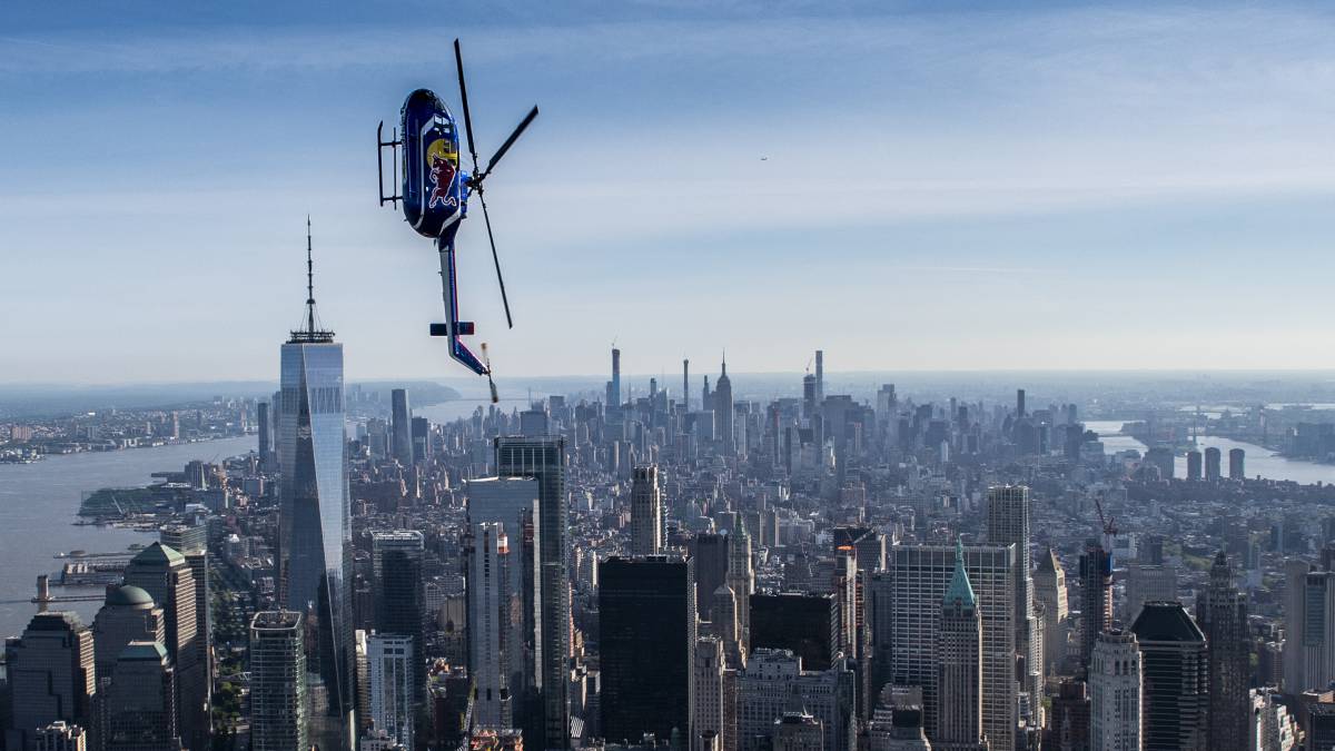 Aaron Fitzgerald desafía las leyes de la gravedad en helicóptero por el cielo de Nueva York