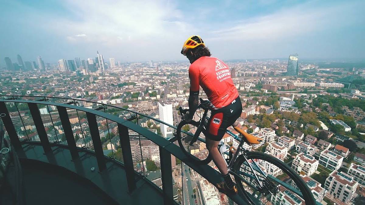 Vittorio Brumotti monta por los tejados de Frankfurt en un vídeo de puro vértigo