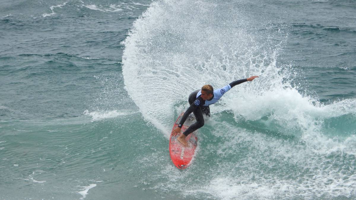 yago dominguez surfeando spray ola playa sopelana vizcaya primera prueba superliga siroko 2019 surf tabla roja licra blanca