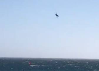 Un kitesurfista español se cruza la playa de Valdevaqueros entera... ¡volando!
