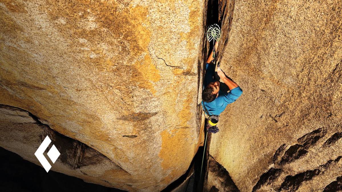 Dolor y destreza se mezclan en un vídeo de Chris Burkard realizando escalada Offwidth