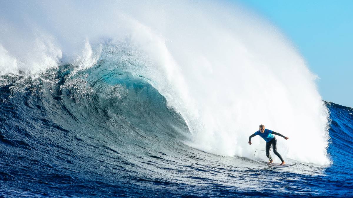 John John Florence y Lakey Peterson ganan entre tiburones y delfines en Margaret River