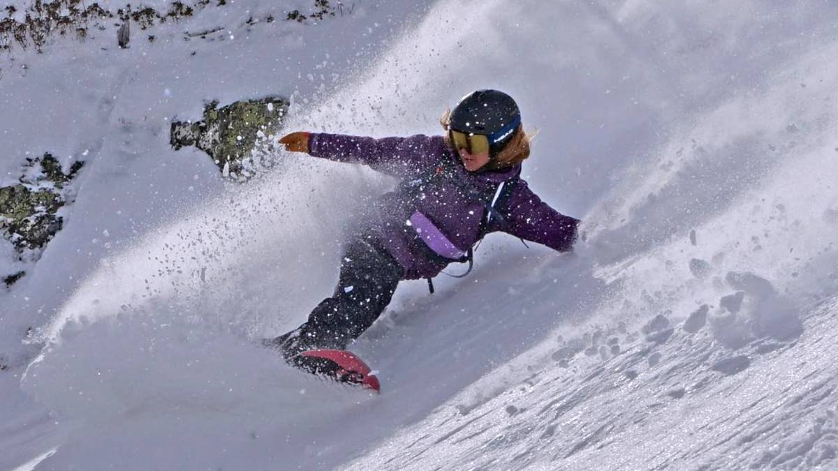 nuria castan pillando nieve polvo powder tabla snowboard primavera