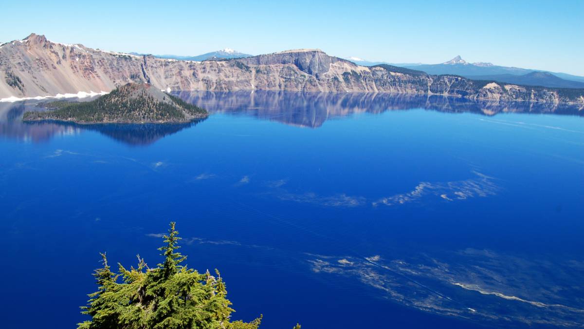 Un hombre se precipita 245 metros por la caldera de un volcán en EEUU y sobrevive