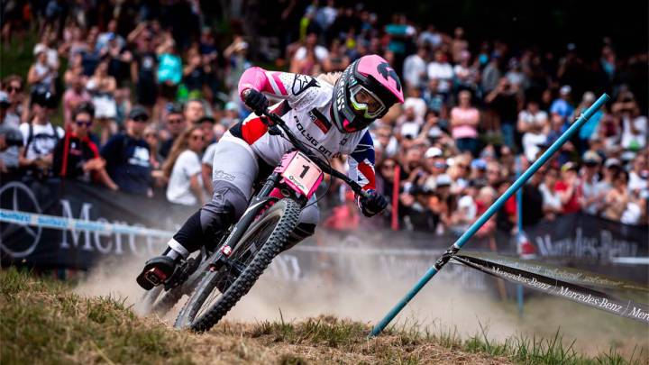 Amaury Pierron y Tracey Hannah suben a lo más alto del pódium en Les Gets