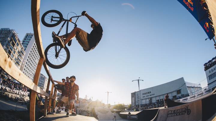 Un rider se sube a la valla del park del Queimada Contest de BMX del O Marisquiño 2018 celebrado en Vigo, Galicia.