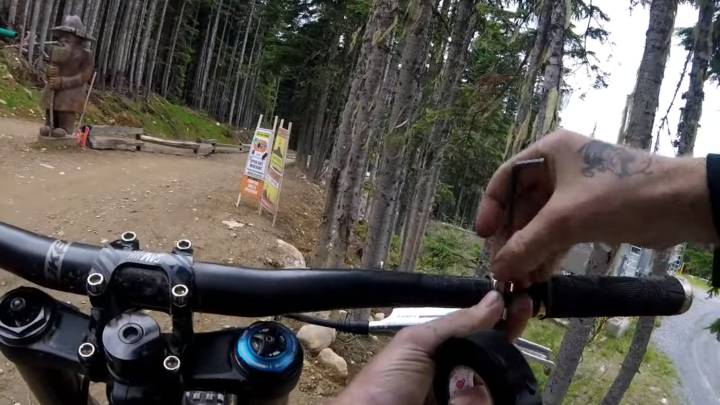 Victor Gradeus monta sin frenos en un clip de MTB downhill por Whistler