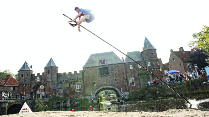 Participante saltando con la pértiga en el Red Bull Fierste Ljepper en Amersfoort (Holanda).