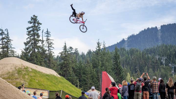 Erik Fedko volando con su MTB sobre un salto de tierra en el Red Bull Joyride, última parada del Crankworx FMBA Slopestyle World Championship 2019.