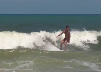 Un tiburón ataca a un surfista que le había aterrizado encima en una ola