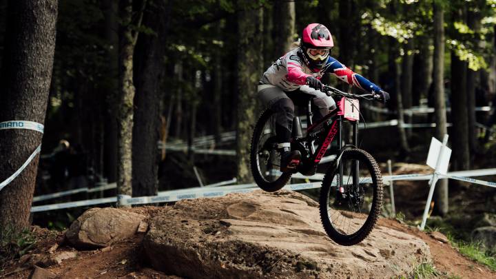 Loic Bruni y Tracey Hannah sufren pero ganan la Copa del Mundo de Descenso