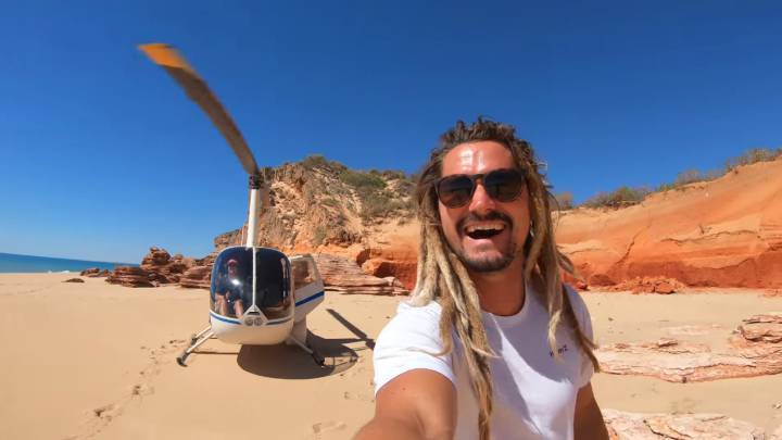 El skimboarder Austin Keen recorre el oeste de Australia con su tabla y un helicóptero