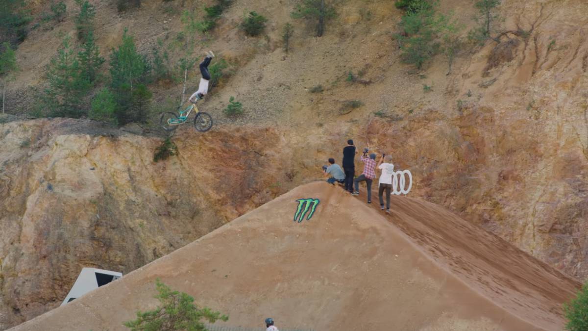 Bienve Aguado plancha el primer Tsunami Frontflip en MTB durante el Audi Nines