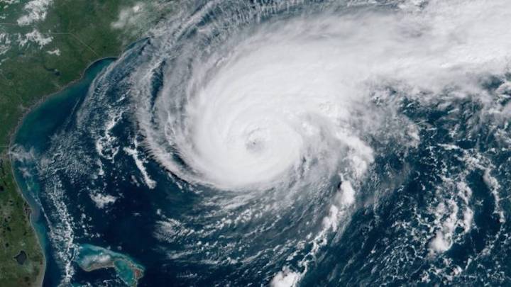 Alertan de condiciones extremas para el surf por la llegada del huracán Humberto