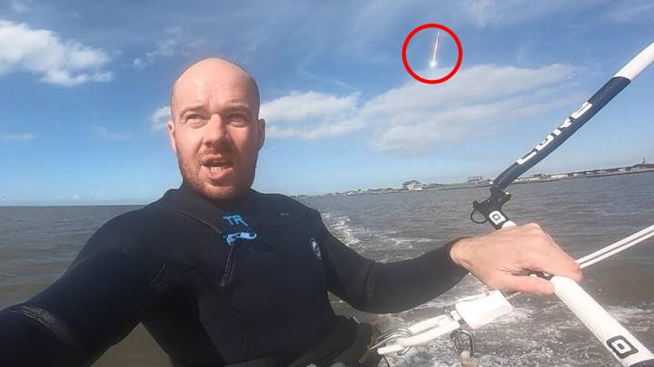 Un kitesurfista capta la caída de un meteorito en el agua por la que navegaba