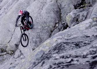 Oscar Härnström se lanza en MTB por las laderas de una gigantesca roca en Suecia