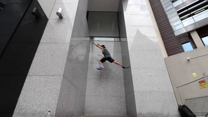 Jesse Turner redefine las leyes de la gravedad escalando un muro liso y resbaladizo