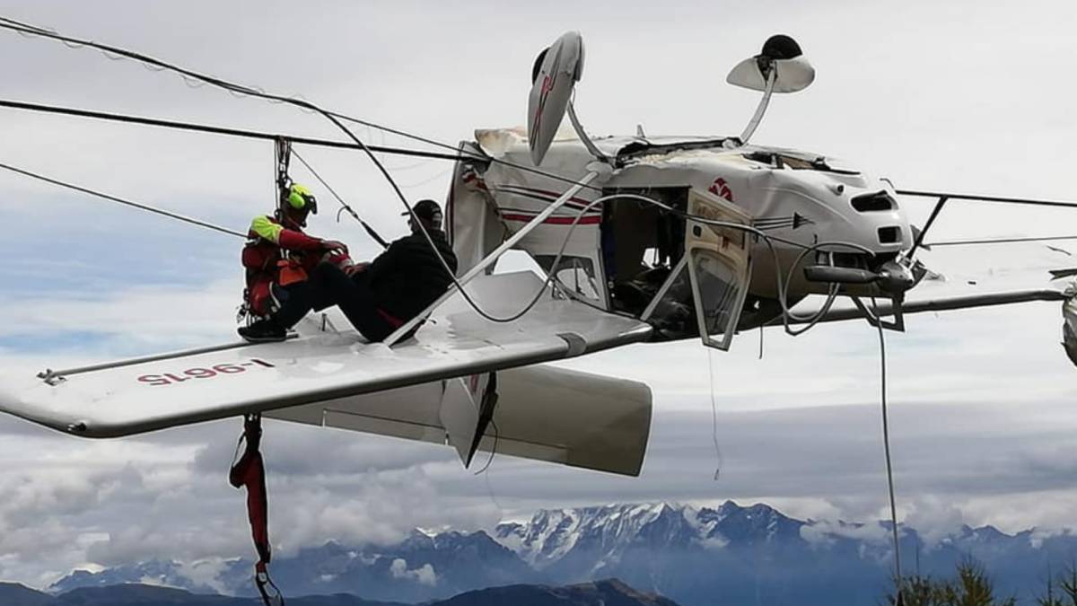 Una avioneta se estampa inexplicablemente contra un telesilla de una estación de esquí