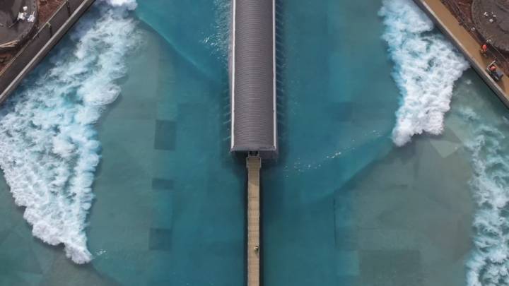 Empiezan a romper las primeras olas artificiales Wavegarden Cove que abrirán al público