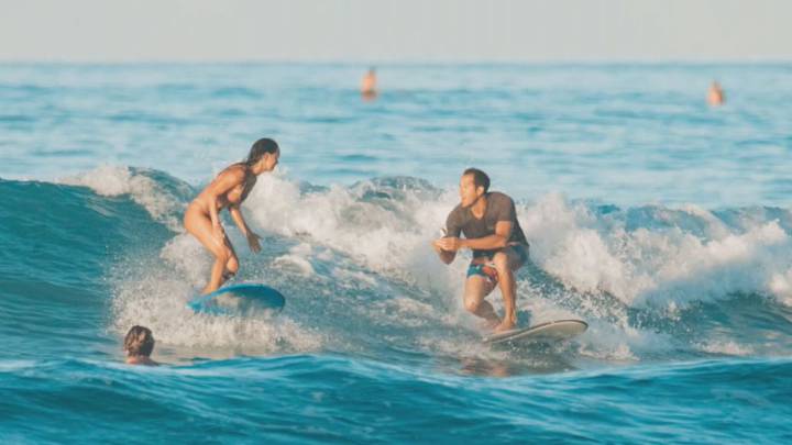 Una petición de matrimonio muy original: surfeando la misma ola
