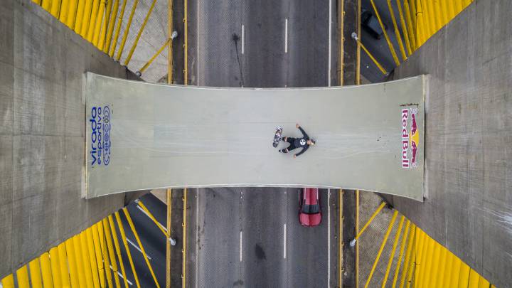 Sandro Dias patina en hora punta sobre un puente a 45 metros de altura