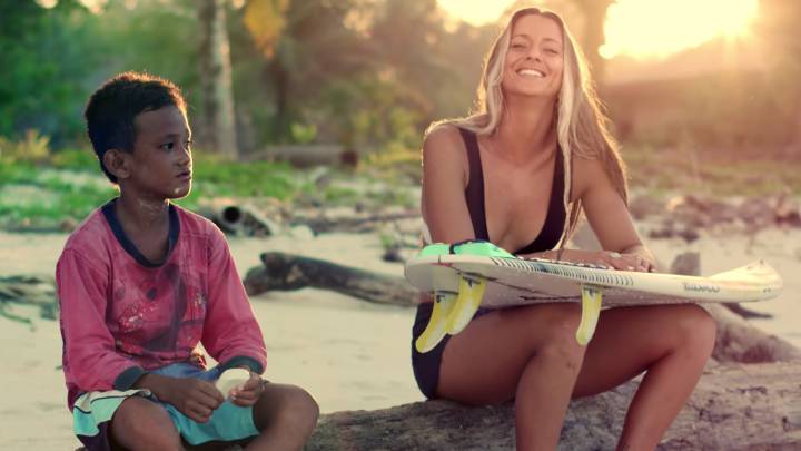La sonrisa y el surf de Maud Le Car deslumbran en las Mentawai