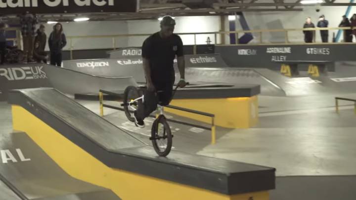 Courage Adams de nose wheelie durante la Backyard Jam de BMX Street en Corby (Reino Unido).