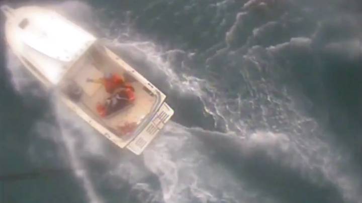Un helicóptero rescata a un surfista que recibió un mordisco de tiburón en la pierna