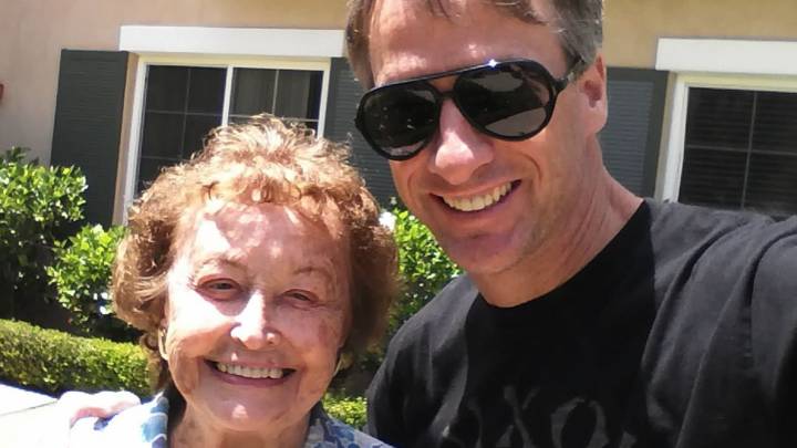 La emotiva carta de despedida de Tony Hawk a su fallecida madre, con Alzheimer y demencia