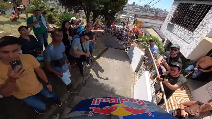 La frenética bajada de Tomas Slavik en 59 segundos por las calles de Manizales