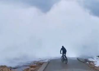 Graban como una ola gigante se lleva a un ciclista temerario en La Coruña