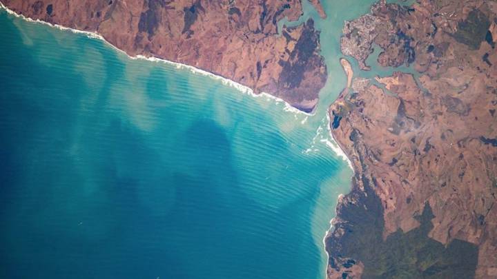 ¿Cómo se ven las mejores olas del mundo desde el espacio?