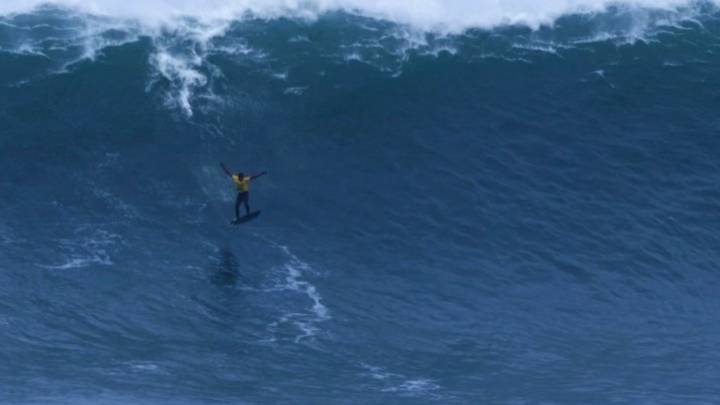 Kai Lenny sorprende a todo el mundo con un 360º en una ola gigante de Nazaré