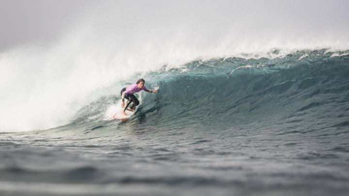 Leticia Canales: "Me dicen que surfeo como un chico, pero surfeo como una chica fuerte"